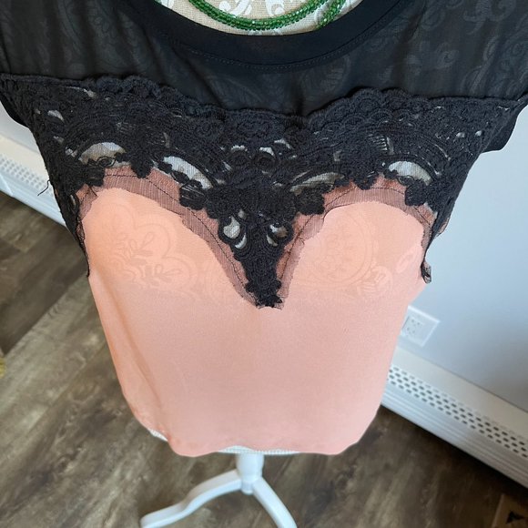 Chloe K chiffon mauve and black top size small. - Picture 3 of 7